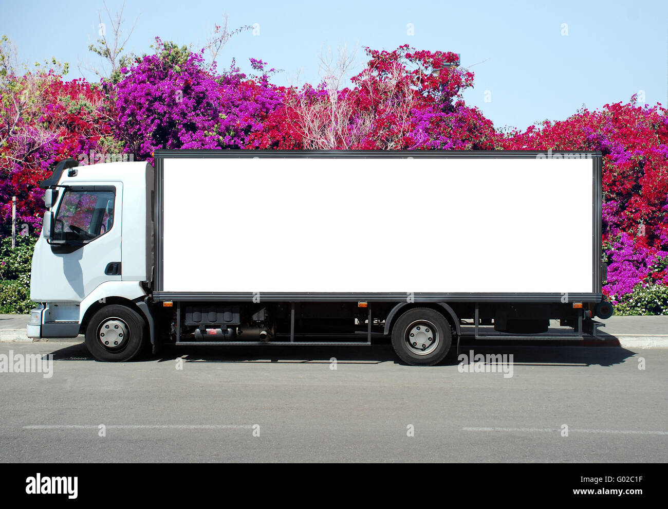 Carrello bianco con una copia dello spazio nella zona anteriore del col Foto Stock