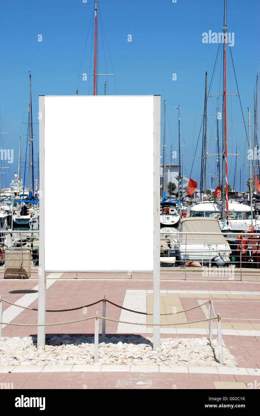 Un vuoto segno bianco su un palo dalla marina Foto Stock
