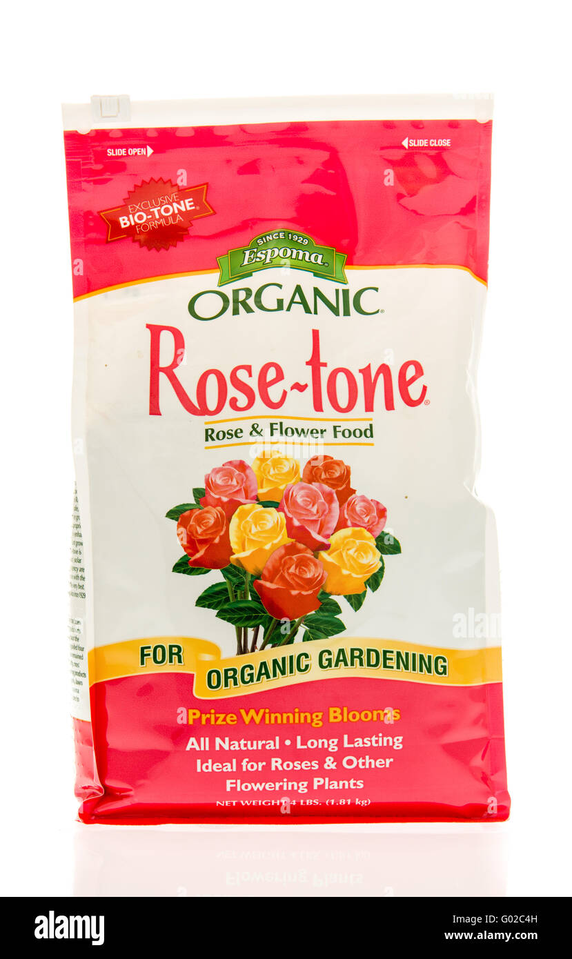 Winneconne, WI - 28 Aprile 2016: Borsa di Espoma rose-tono di rose e fiori in cibo su un sfondo isolato Foto Stock