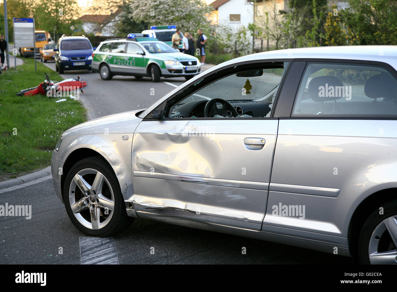 Con auto e moto crash. Foto Stock