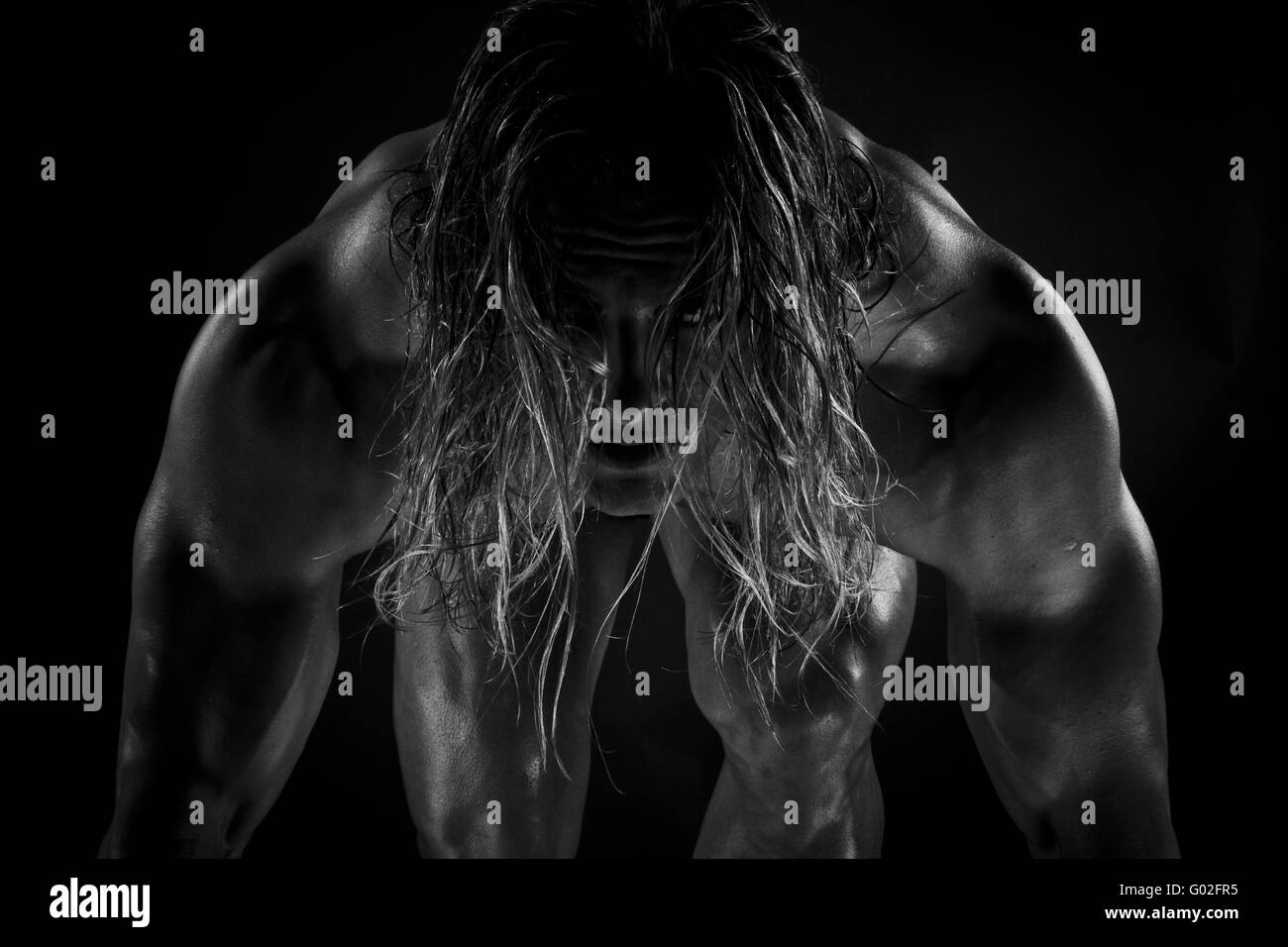 Super eroe muscoloso umido maschio fitness dalla parte anteriore Foto Stock