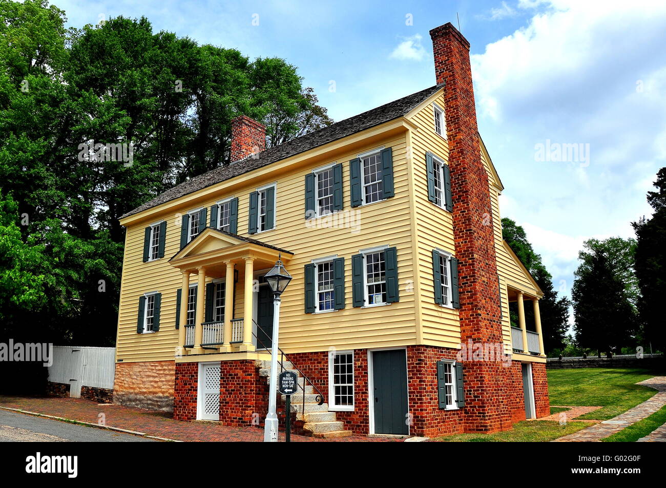 Vecchia Salem, North Carolina: espansiva di fine xviii secolo cornice in legno casa coloniale con mattoni seminterrato e camino Foto Stock