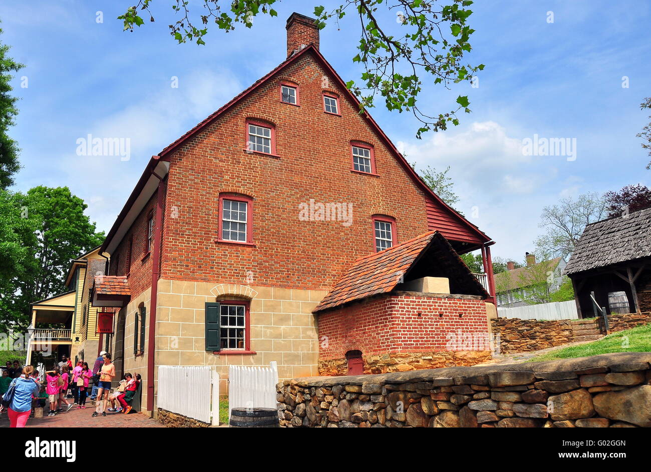 Vecchia Salem, North Carolina: scuola bambini visitando la Storica C. Winkler panificio costruito nel 1800 * Foto Stock