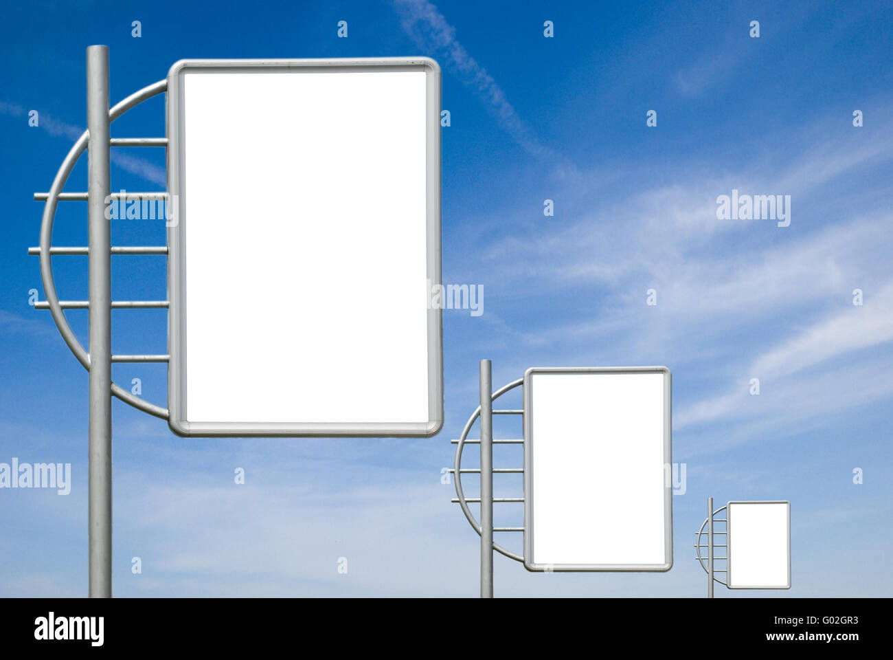 Cartello stradale su sfondo cielo passato per le vostre informazioni Foto Stock