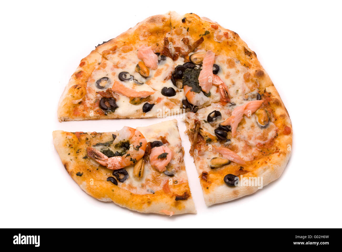 Pizza con formaggio, salsa una mafia, una crema di carciofi, gamberi, cozze, olive, Salsa di pesto, pomodori secchi e un salmone Foto Stock