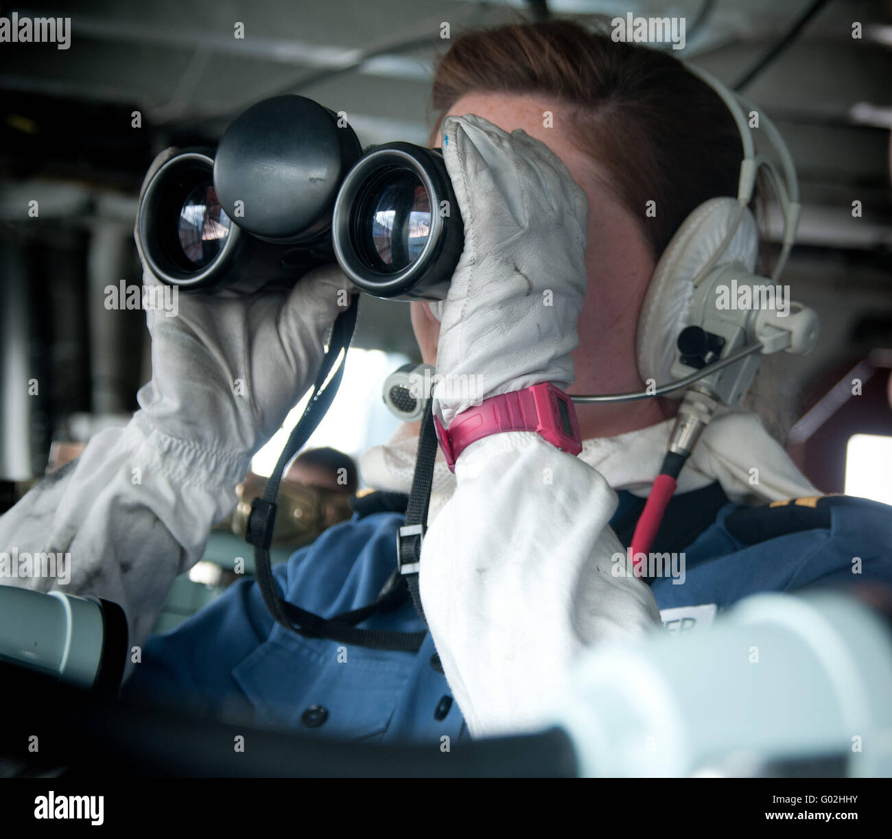 L'ufficiale di guardia di HMS Edinburgh, l'ultimo dei 14 tipo 42 cacciatorpediniere di vedere il servizio con la Royal Navy. Foto Stock