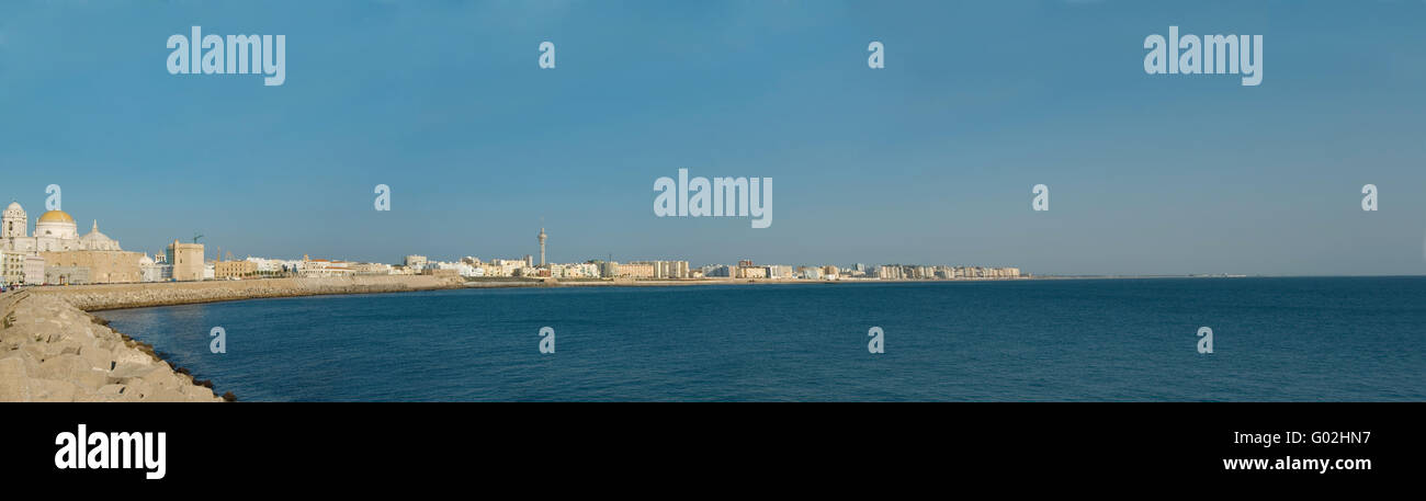 Vista panoramica del lungomare di Cadice in una giornata di sole Foto Stock