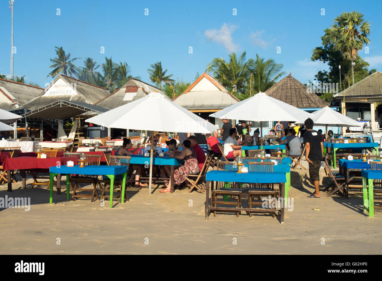 Cenare all'aperto sulla spiaggia di Jimbaran, Bali. Foto Stock