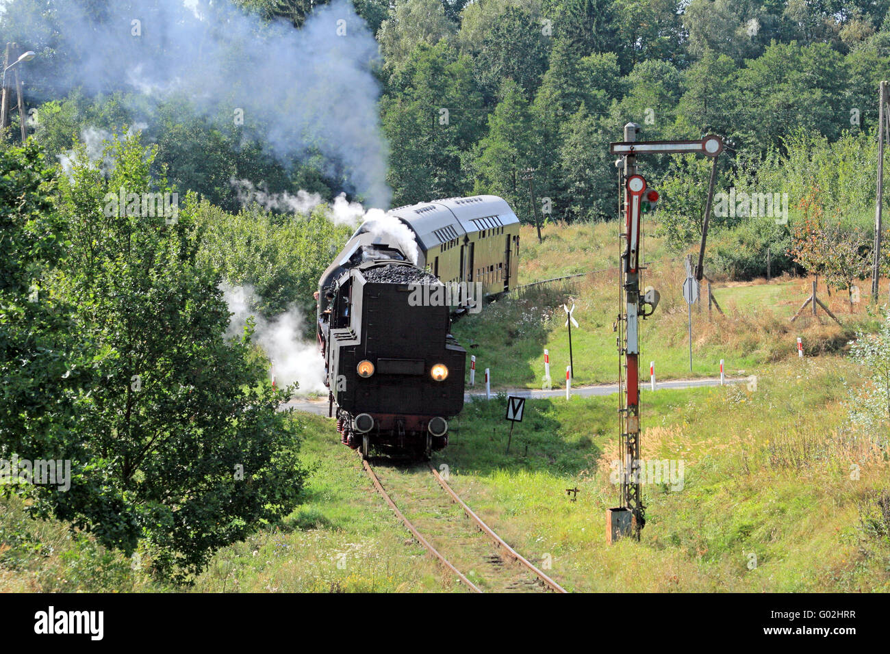 Retrò vecchio treno a vapore che passa attraverso la campagna polacca Foto Stock