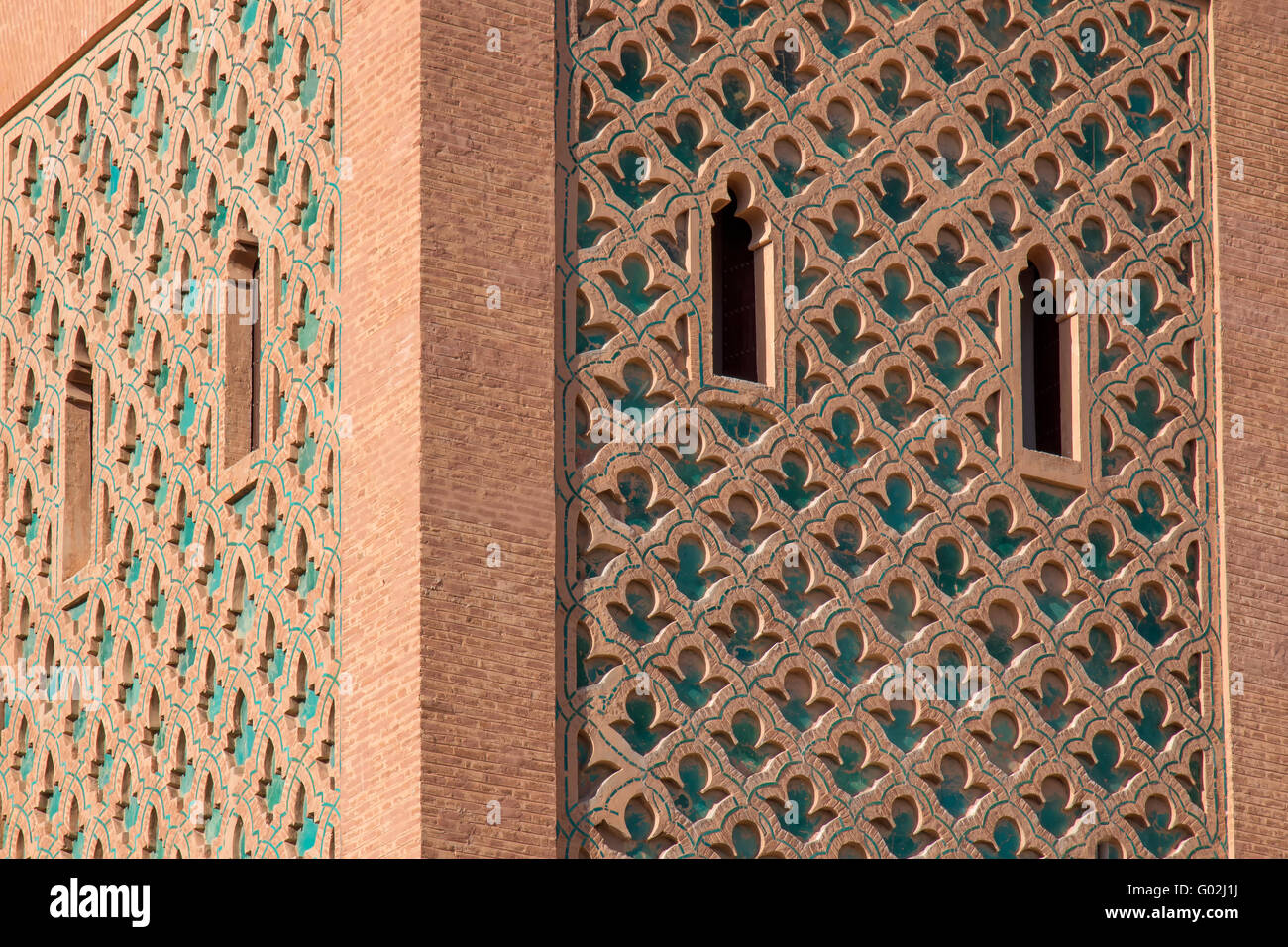 Torre di una famosa moschea nella medina di Marrakesh. Dettagli tradizionali di architettura araba. Cielo nuvoloso. Foto Stock