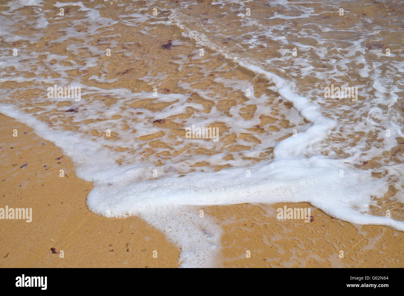 Onde sulla spiaggia in arrivo. Estate e le destinazioni per le vacanze Foto Stock