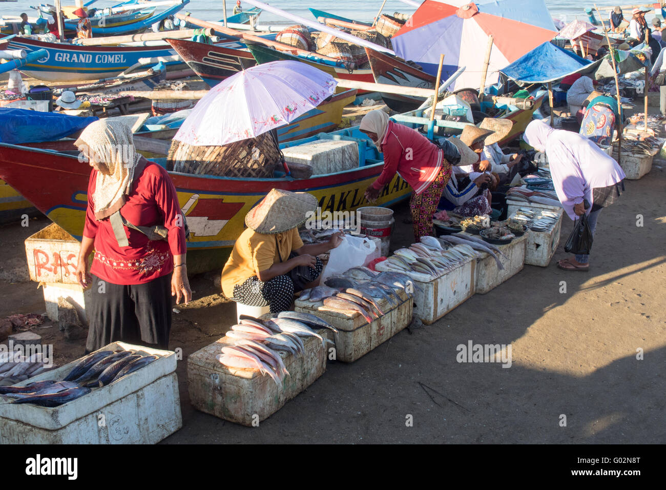 I fornitori di donne a Jimbaran mercati di pesce, Bali. Foto Stock