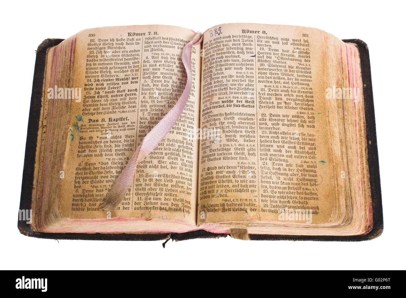 Antica gotica antique vintage aprire la Bibbia con segnalibro isolato su sfondo bianco con percorso cliping. Foto Stock