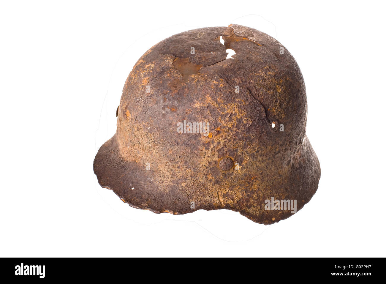 Antico tedesco fashists casco di tempi della seconda grande guerra mondiale su uno sfondo bianco con percorso di clipping. Foto Stock