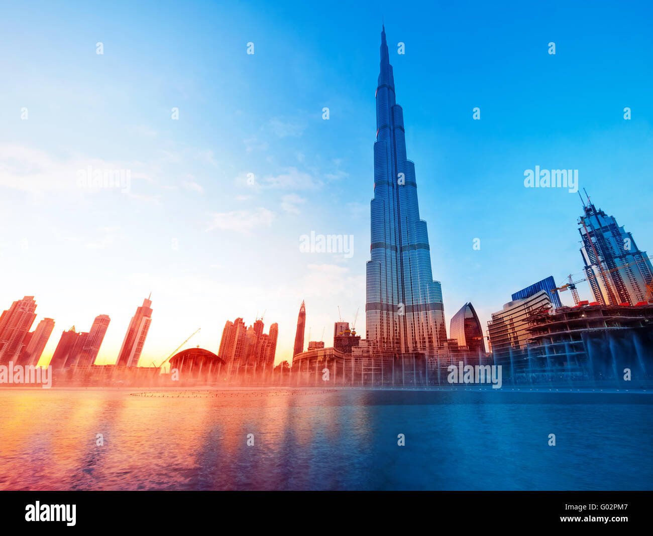 DUBAI, Emirati Arabi Uniti - 17 febbraio: Burj Khalifa e fontana - più alte del mondo torre a 828m alla bella luce del tramonto Foto Stock