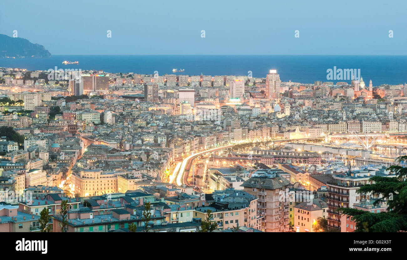 Vista aerea di Genova durante le ore di colore blu Foto Stock