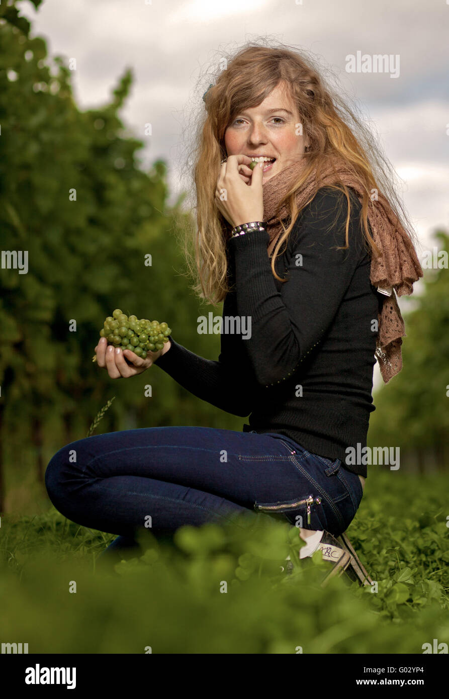 Donna di mangiare uva Foto Stock