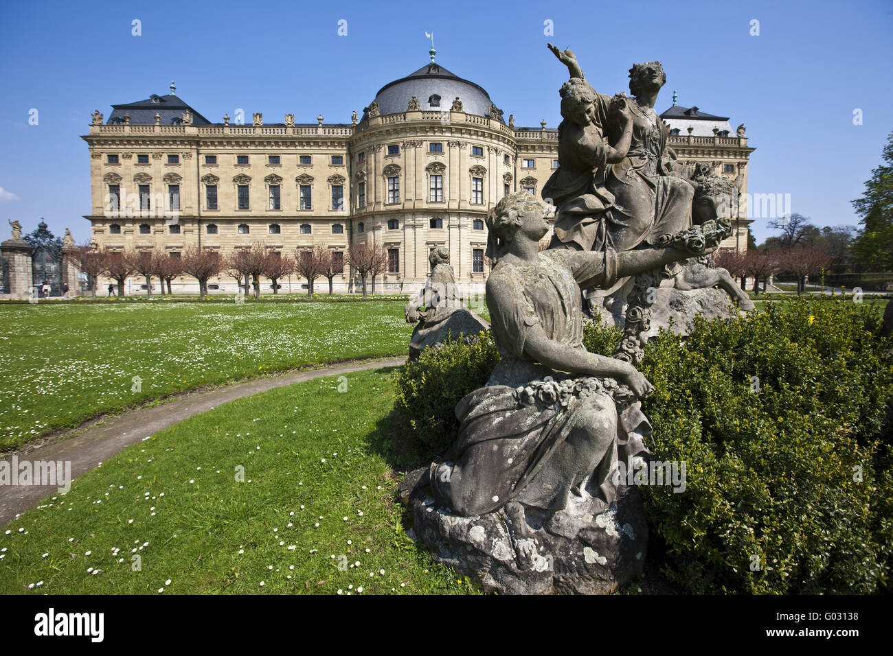 Hofgarten e il castello barocco di Residenza di Würzburg Foto Stock