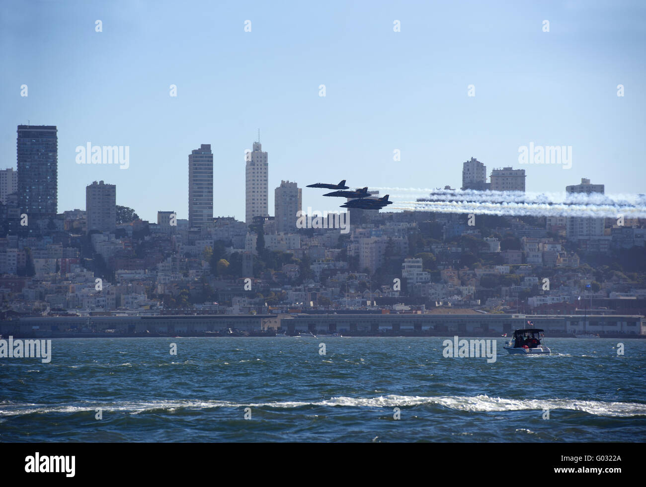 Us Navy jet fighter vola basso sopra la città di san francisco Foto Stock