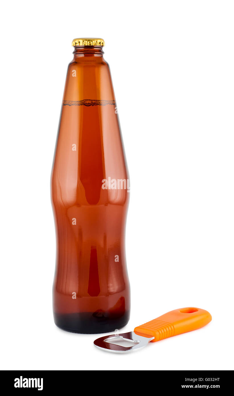 Bottiglia di birra, apribottiglie, isolato su bianco. Percorso di clipping. Foto Stock
