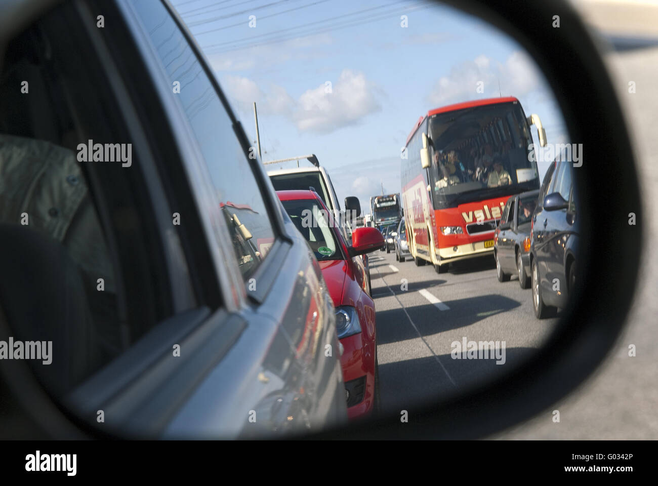 Uno sguardo nello specchietto retrovisore in coda in un ingorgo Foto Stock