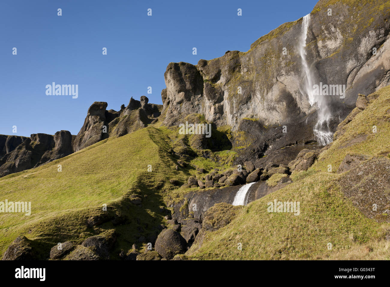 L'Islanda, bold cliff con cascata Foto Stock