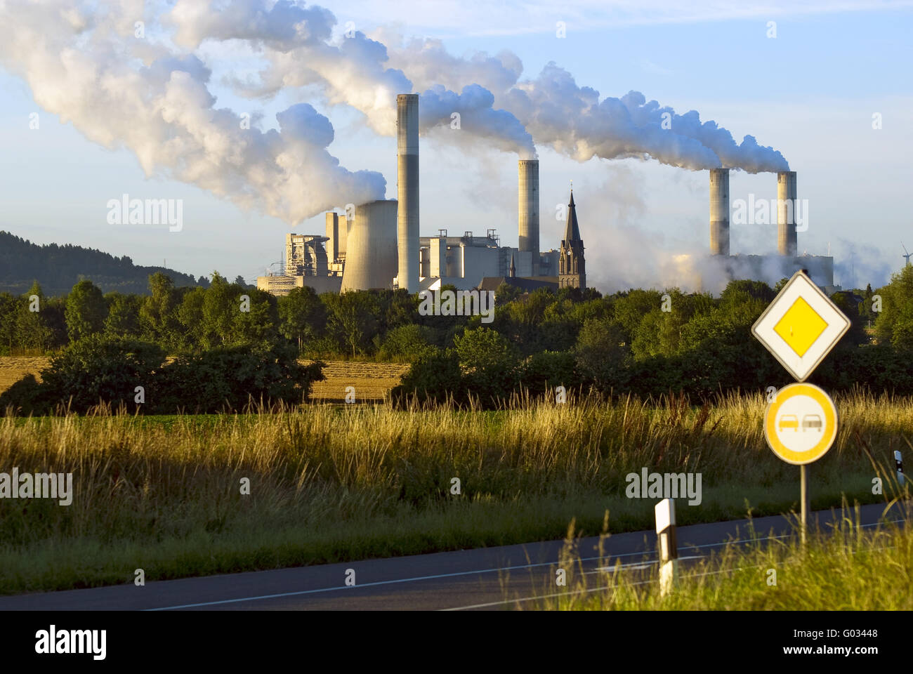 La lignite power plant Frimmersdorf e Chiesa di Gus Foto Stock