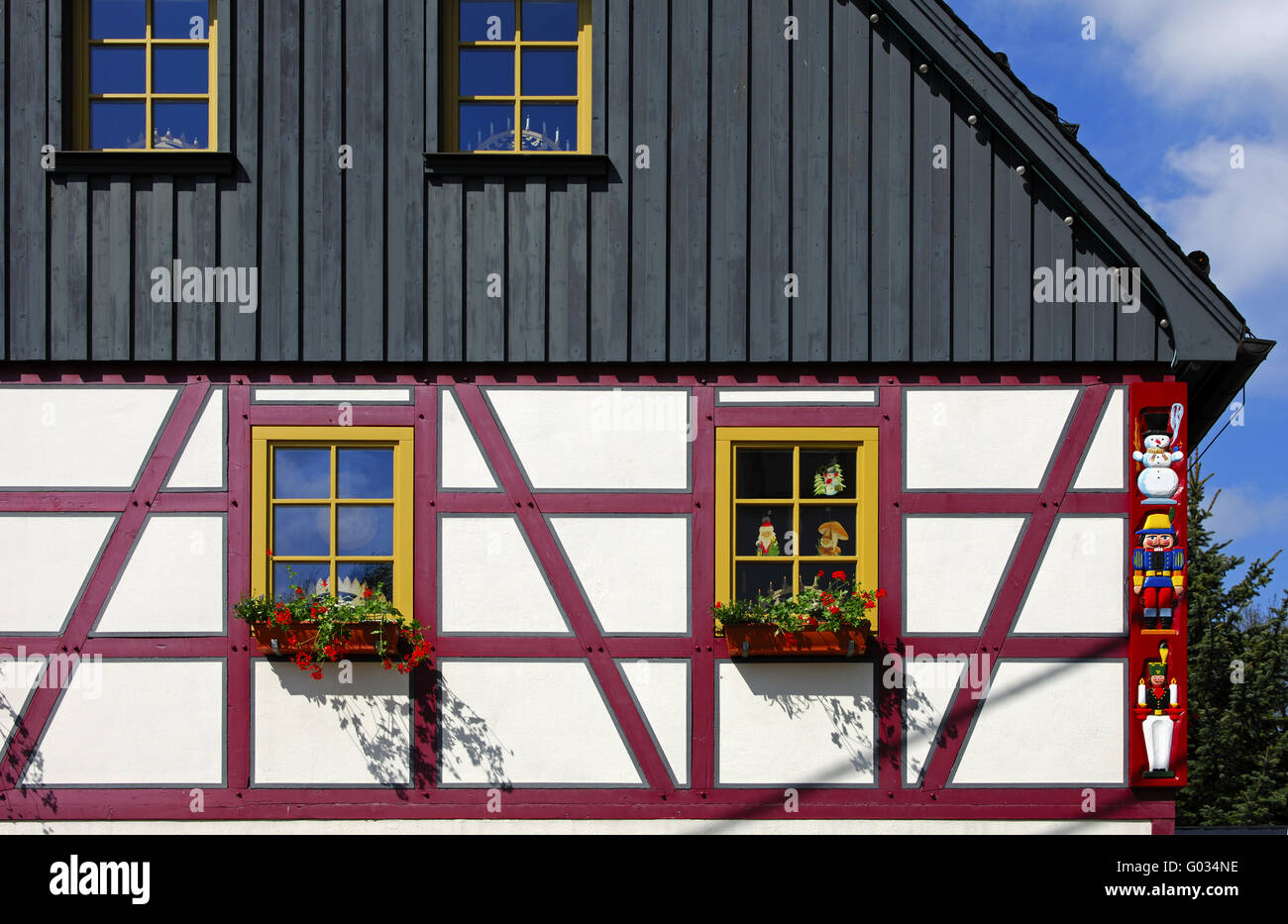 Tradizionale casa in legno e muratura, Seiffen, Germania Foto Stock