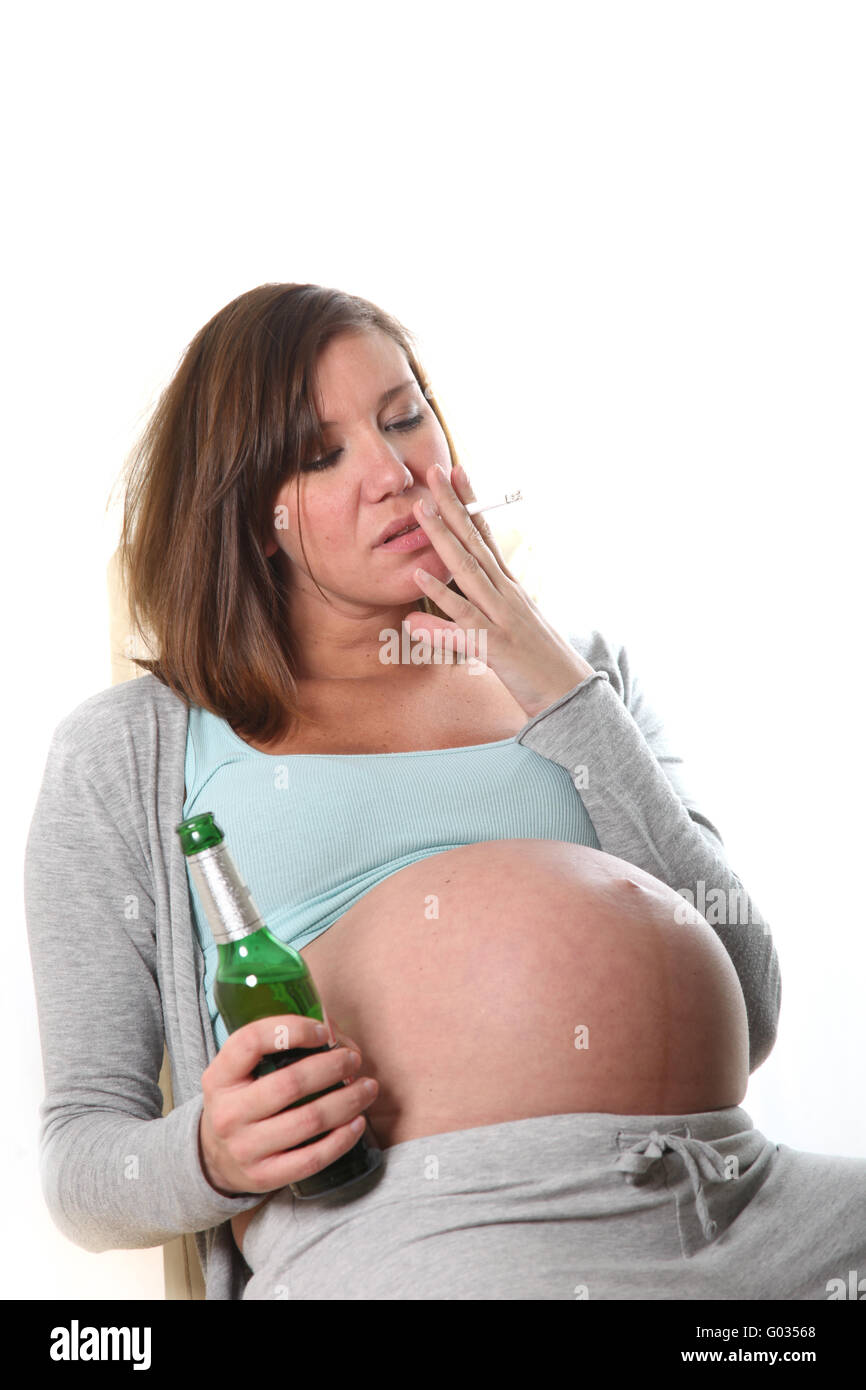Drunken donna incinta con alcool e sigarette Foto Stock