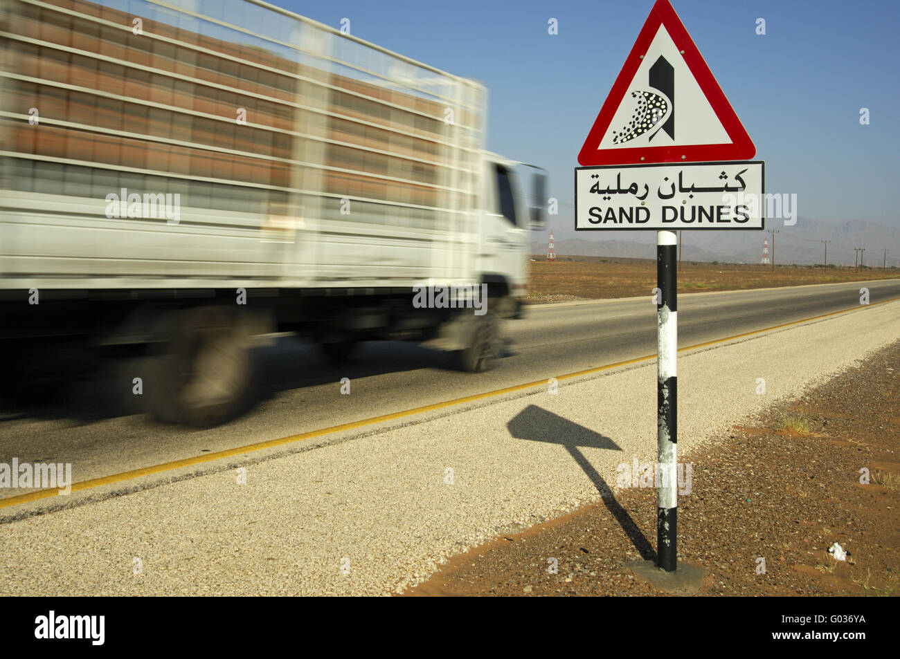 Cartello stradale di avvertimento di dune di sabbia in movimento, Oman Foto Stock