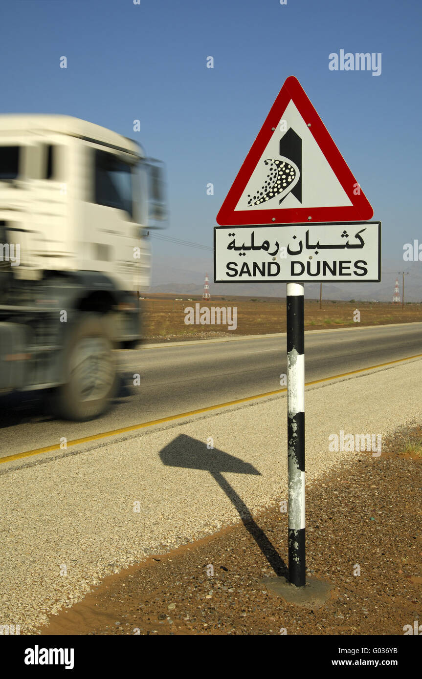 Cartello stradale di avvertimento di dune di sabbia in movimento, Oman Foto Stock