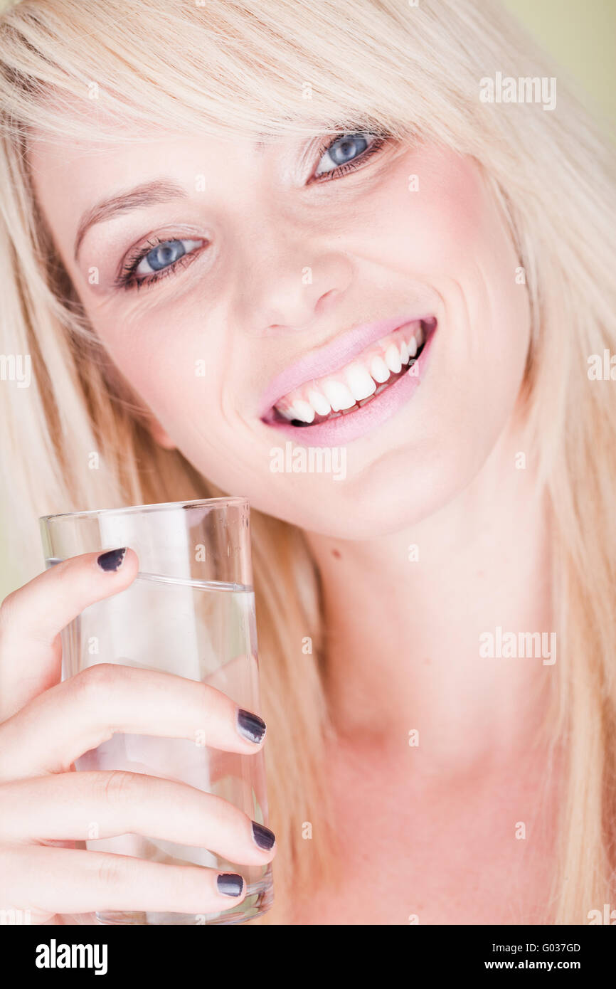 Bella donna con un bicchiere di acqua - molto morbidi e naturali foto Foto Stock