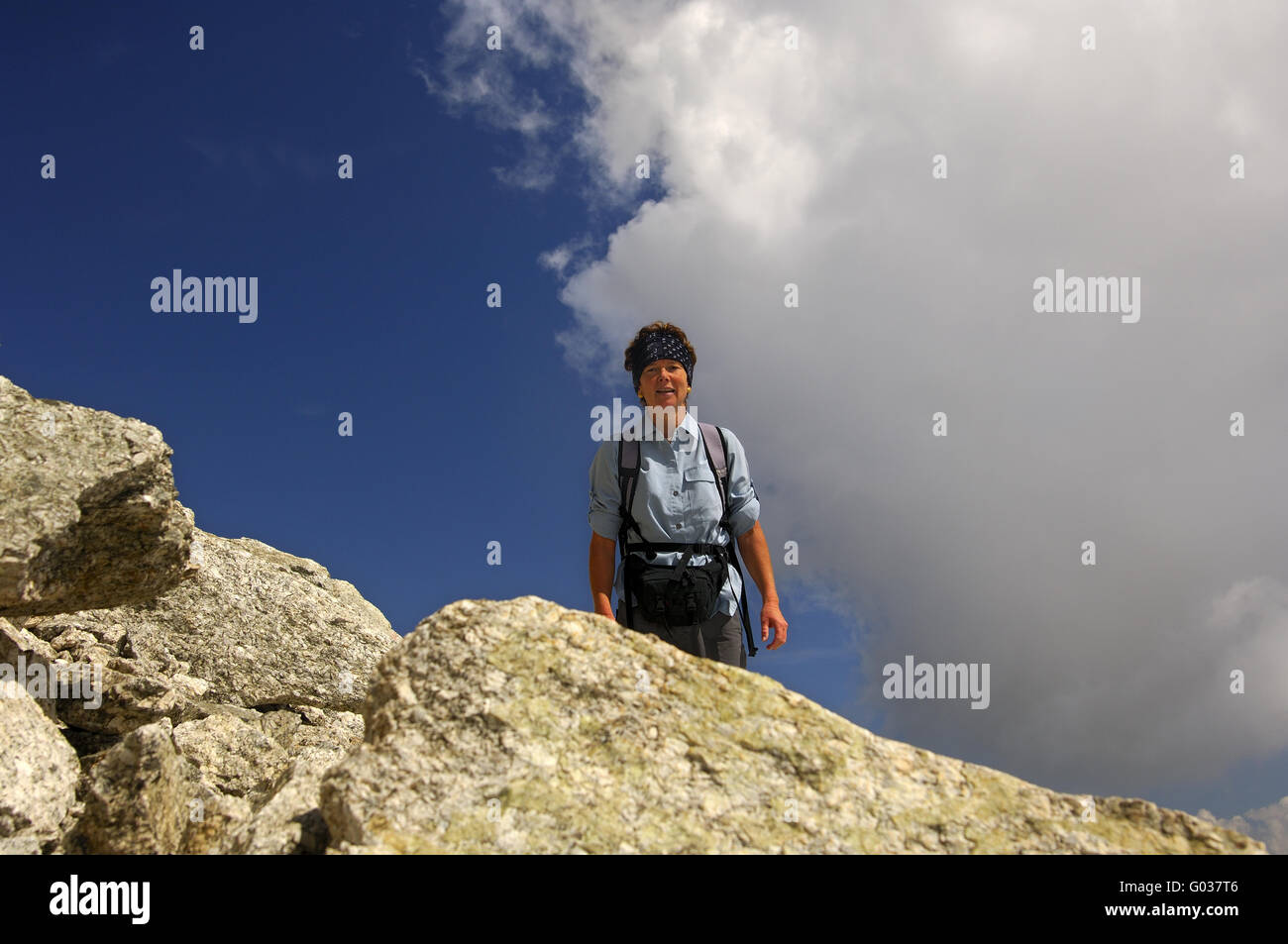 Donna su un tour escursioni nelle Alpi Foto Stock