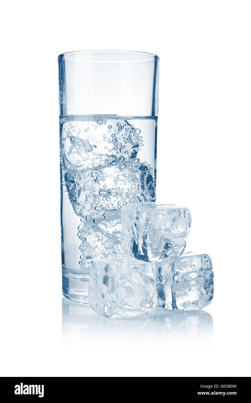 Bicchiere pieno di fresca fresca acqua gassata con ghiaccio isolato Foto Stock