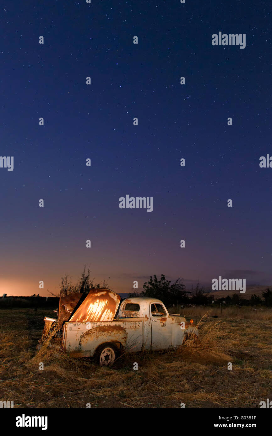 Carrello Studebaker seduto sotto il Big Dipper di notte Foto Stock