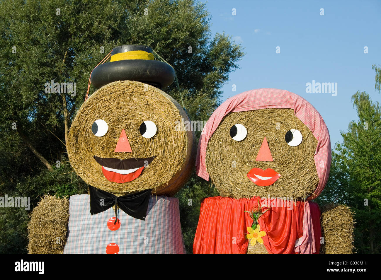 Due figure realizzate in balle di paglia Foto Stock
