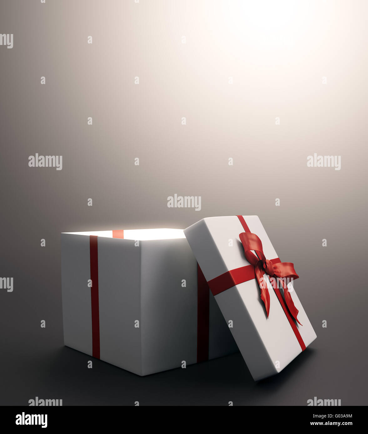 Regalo bianca con un nastro rosso - Celebrazione di Natale immagine Foto Stock