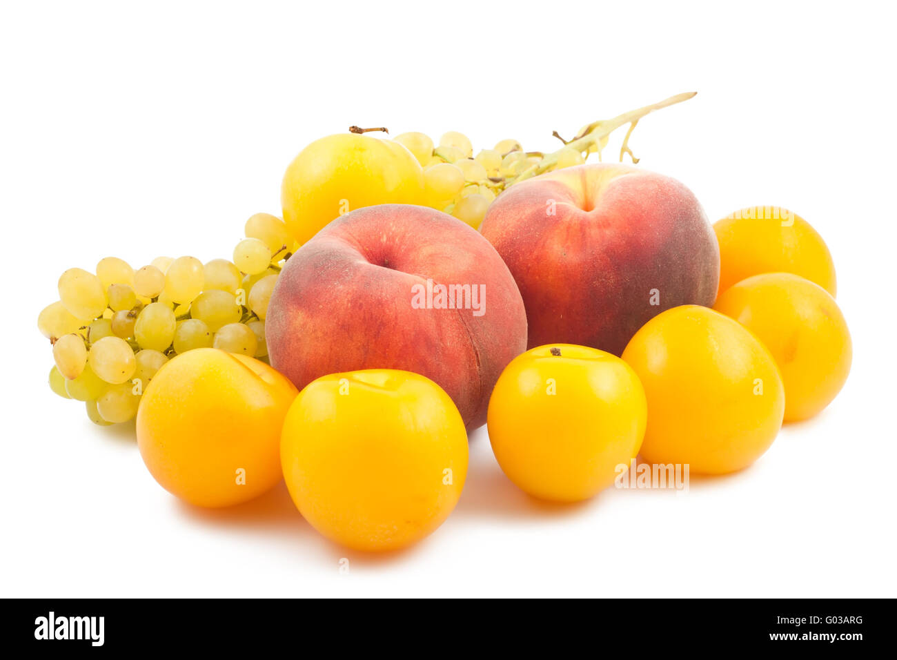 Due le pesche, susine giallo e uva ramo su whi Foto Stock