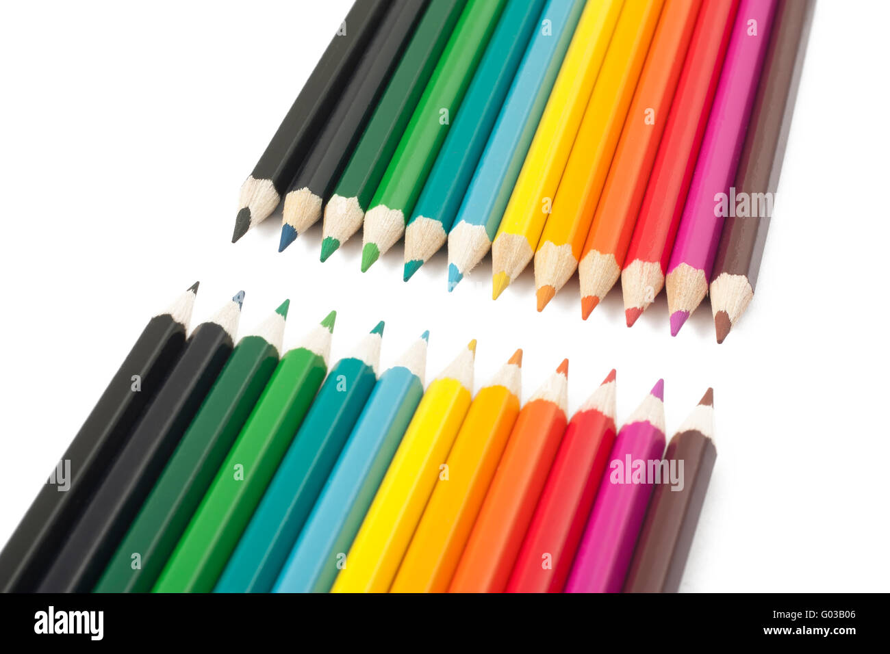 Matite in legno di diversi colori su un fondo bianco Foto Stock