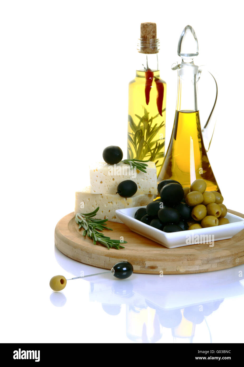 Feta, le olive nere e olive verdi con rosmarino. Foto Stock