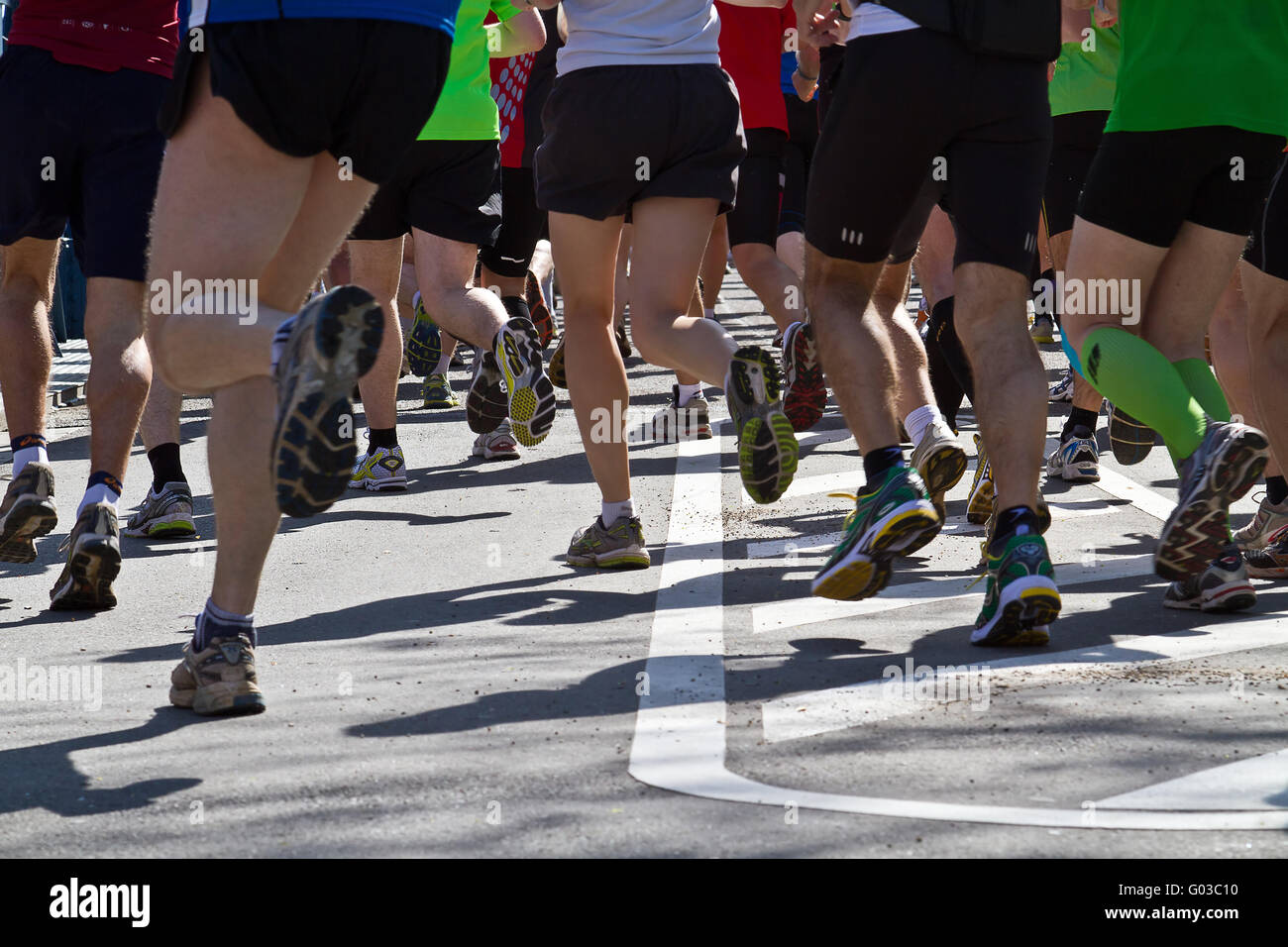 Le gambe dei corridori della maratona Foto Stock
