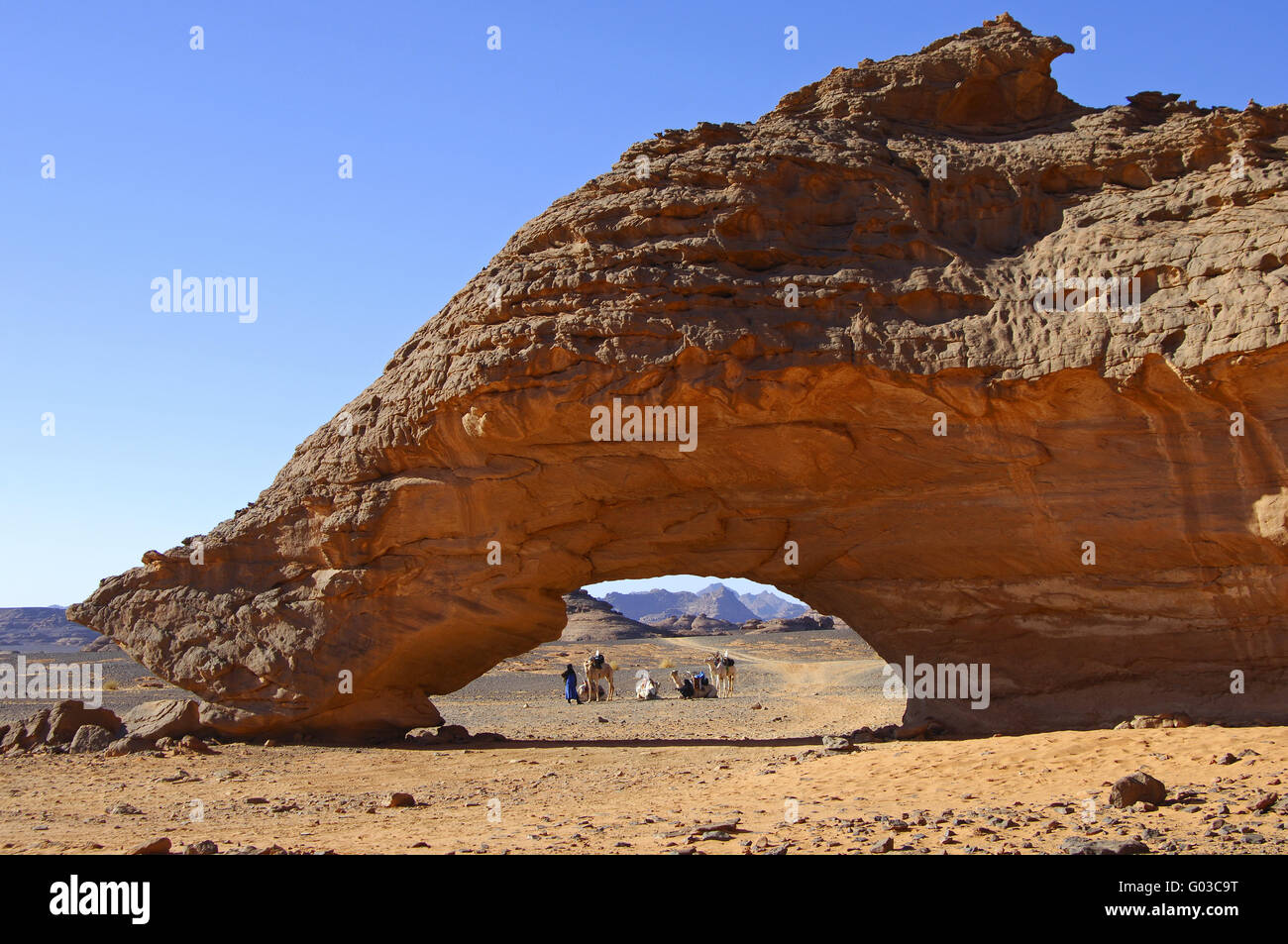 Roccia a forma di arco da erosione di vento, il deserto del Sahara Foto Stock