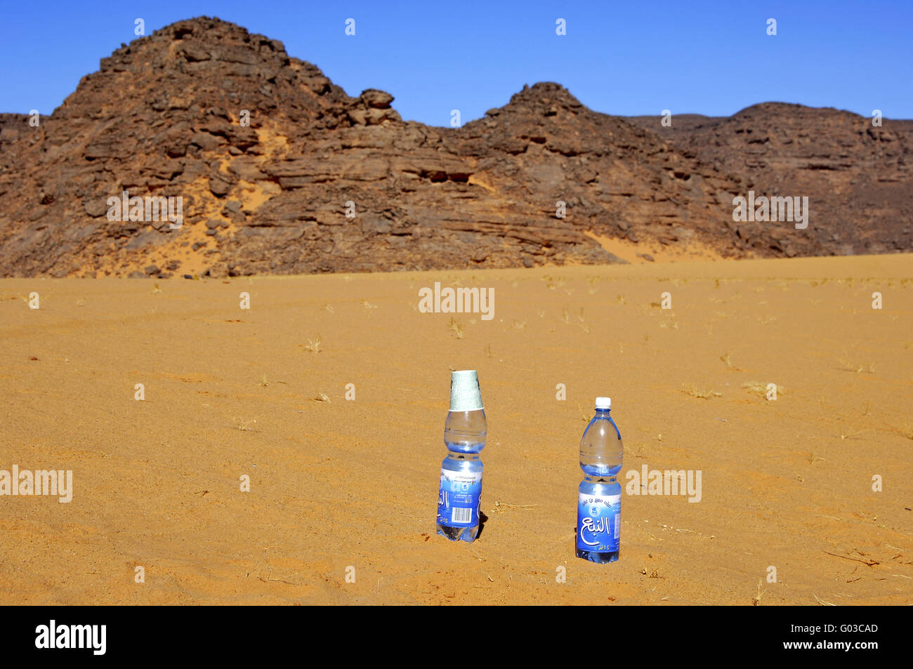 Bottiglie di acqua minerale nel deserto Foto Stock