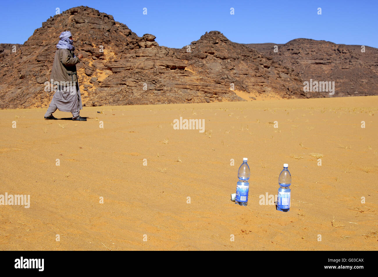 Bottiglie di acqua minerale in piedi nel deserto Foto Stock