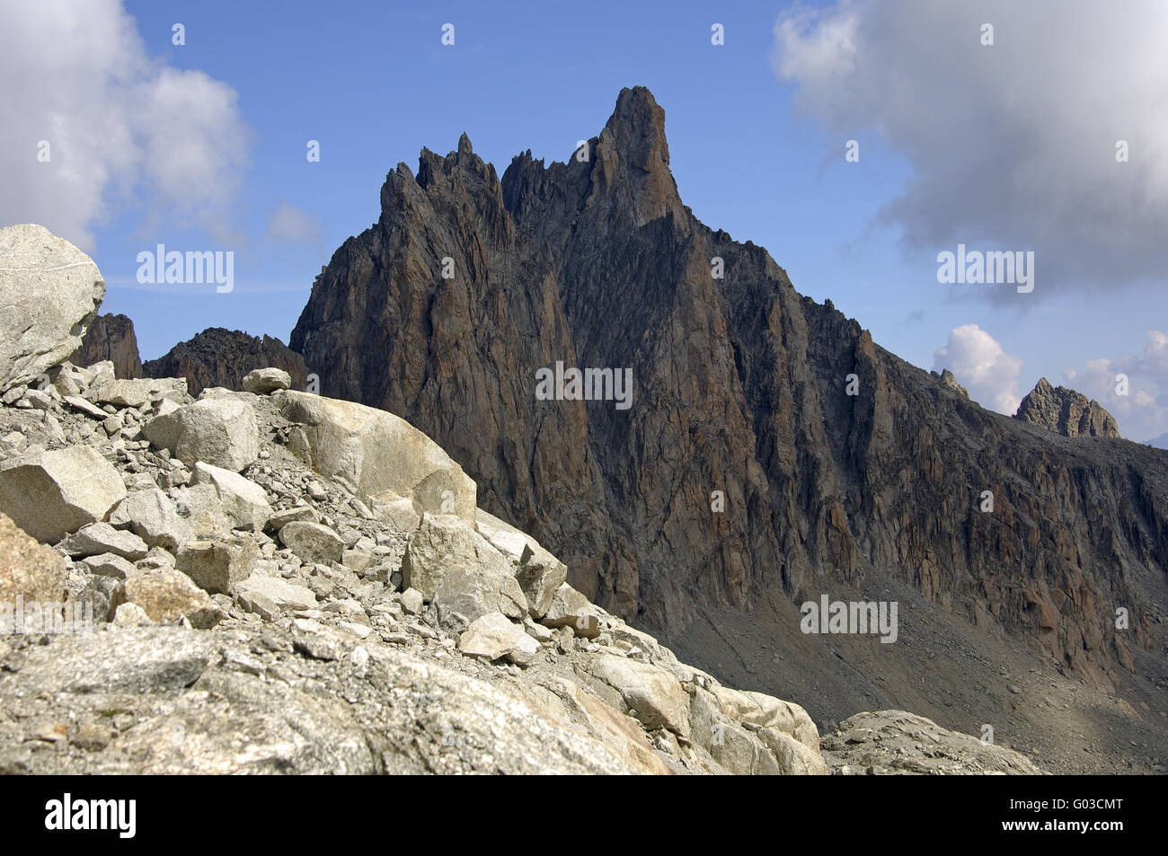 Un ombreggiato di roccia, Pennine, Svizzera Foto Stock