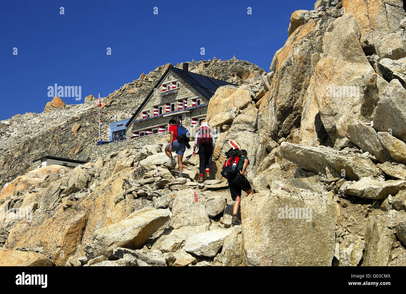 Escursionista avvicinando la Cabane du Trient, Vallese Foto Stock