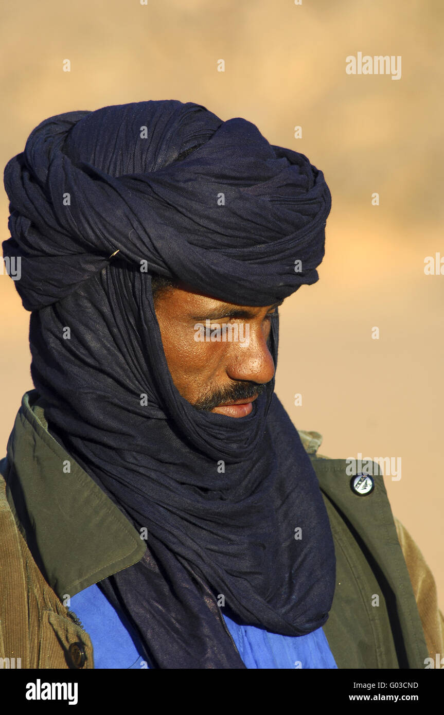 Il Tuareg uomo che indossa un velo tagulmust Foto Stock