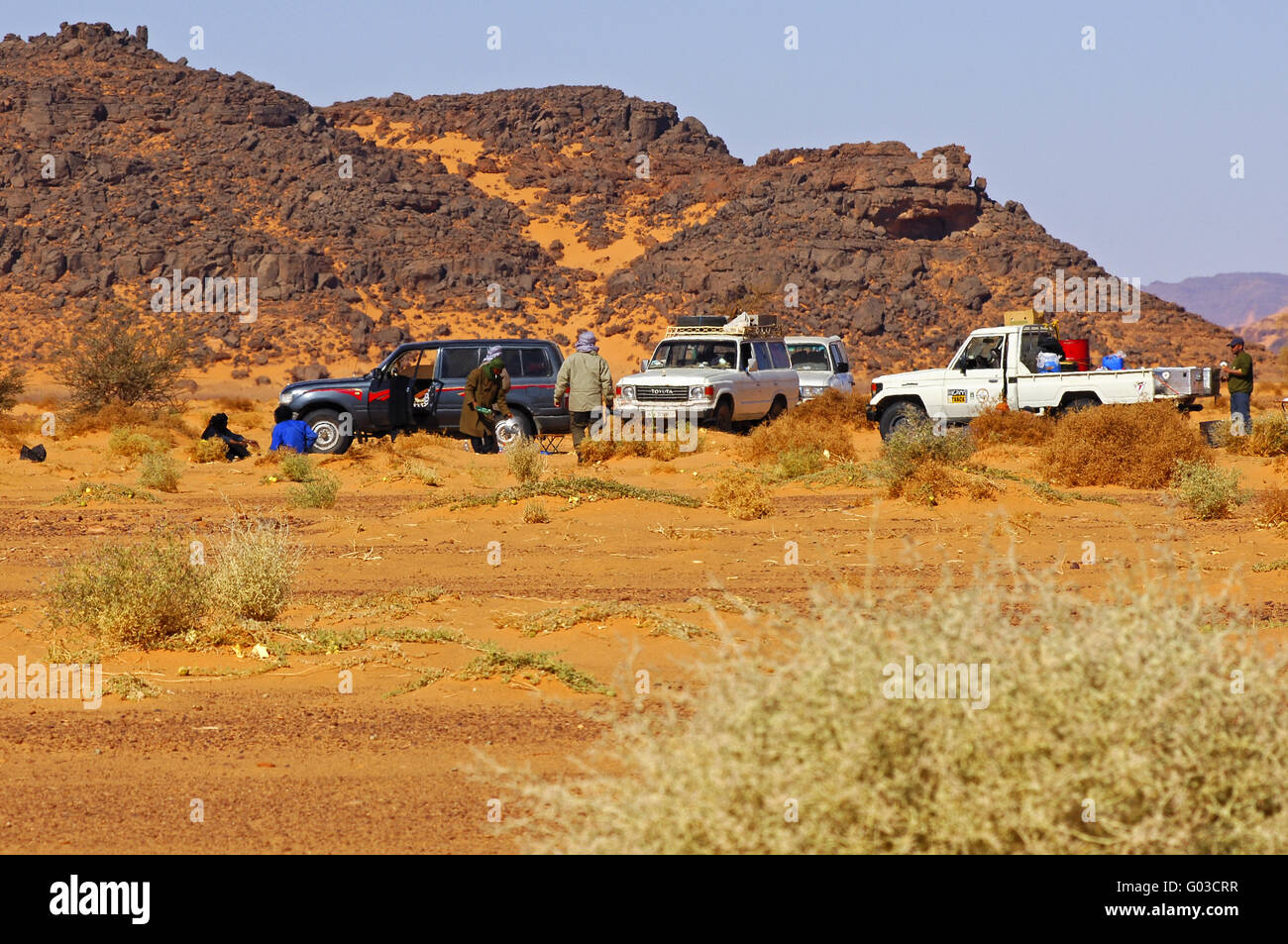 I veicoli fuoristrada in corrispondenza di un punto di incontro nel deserto Foto Stock