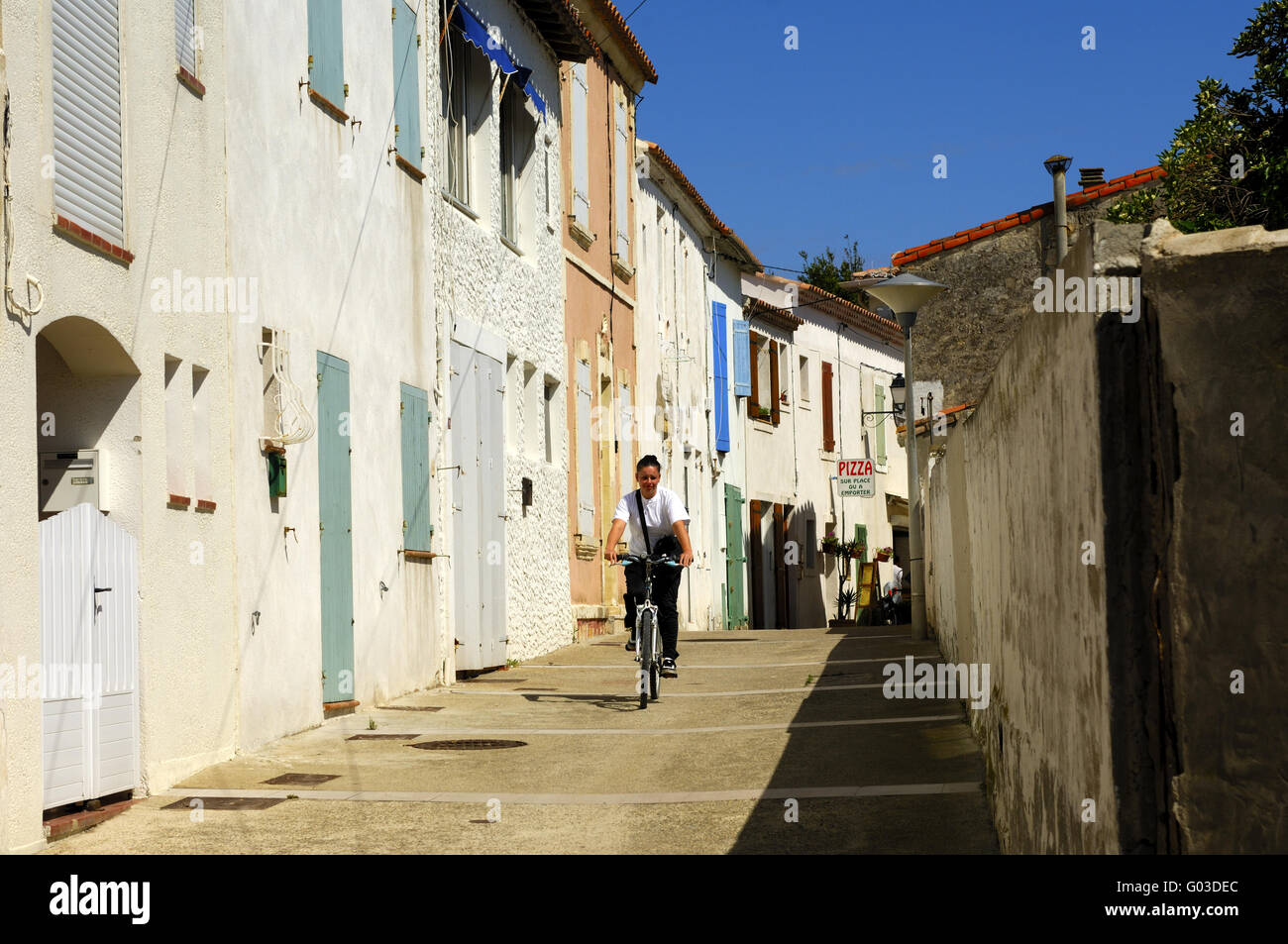 Biker in una strada a Saintes-Maries-de-la-Mer Foto Stock