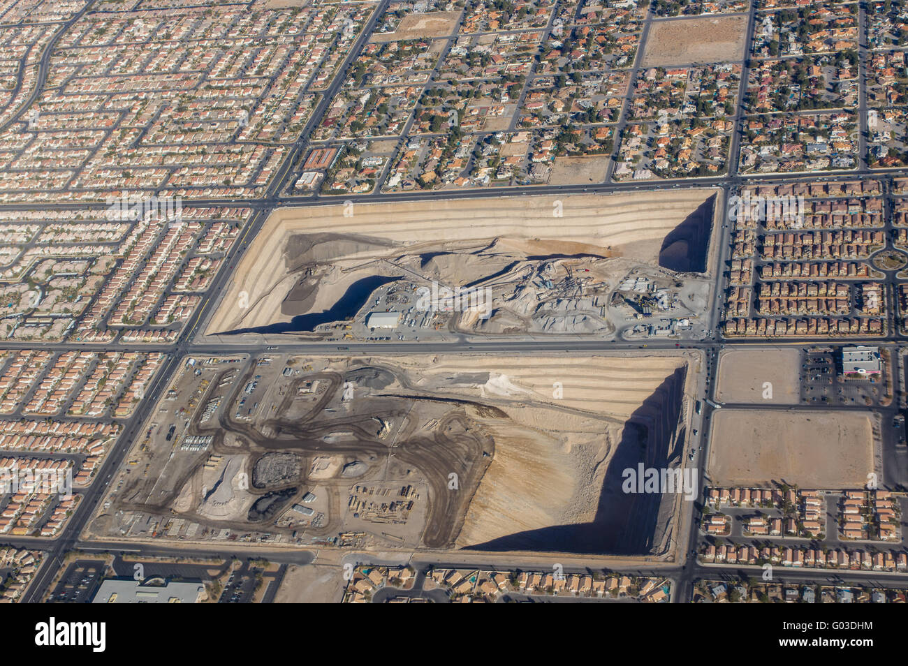 Vista aerea di pozzi Costruzione di carico della molla del Monte Fossa di ghiaia. Las Vegas, Nevada Foto Stock